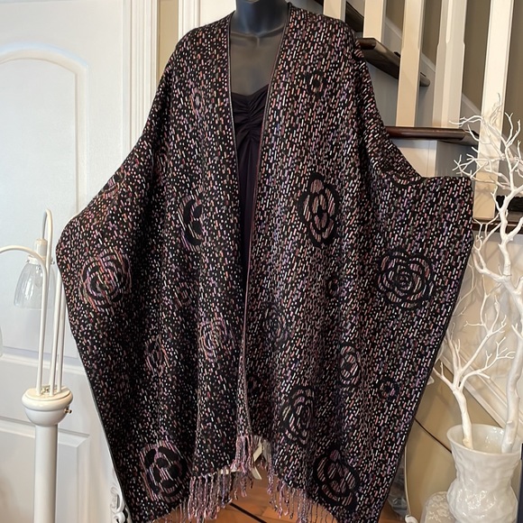 Stunningly Soft Cape Wrap Poncho The Flowers are Embedded with Woven Colours - Picture 6 of 12